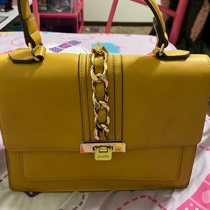 I’m selling this aldo purse